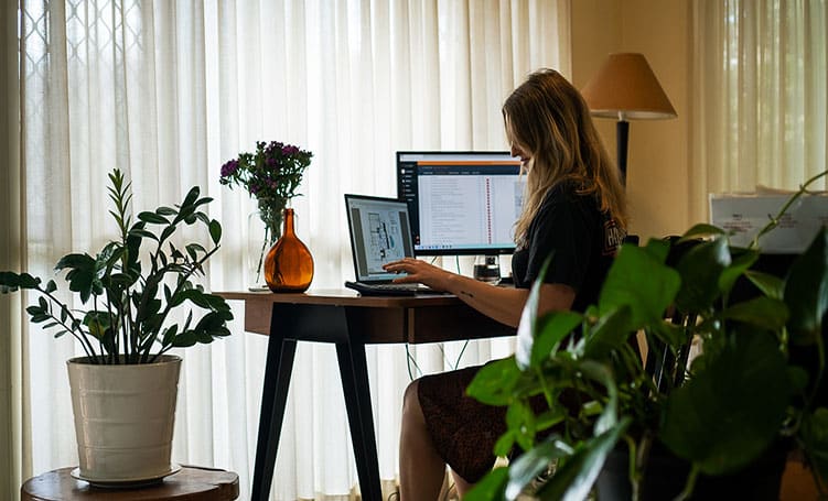 Estimator Tara Hogan uses Buildxact at her desk
